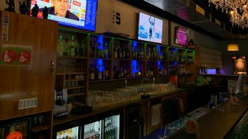 Bar mit beleuchteten Regalen im Take5
