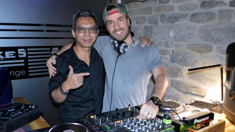 Zwei DJs am Mischpult