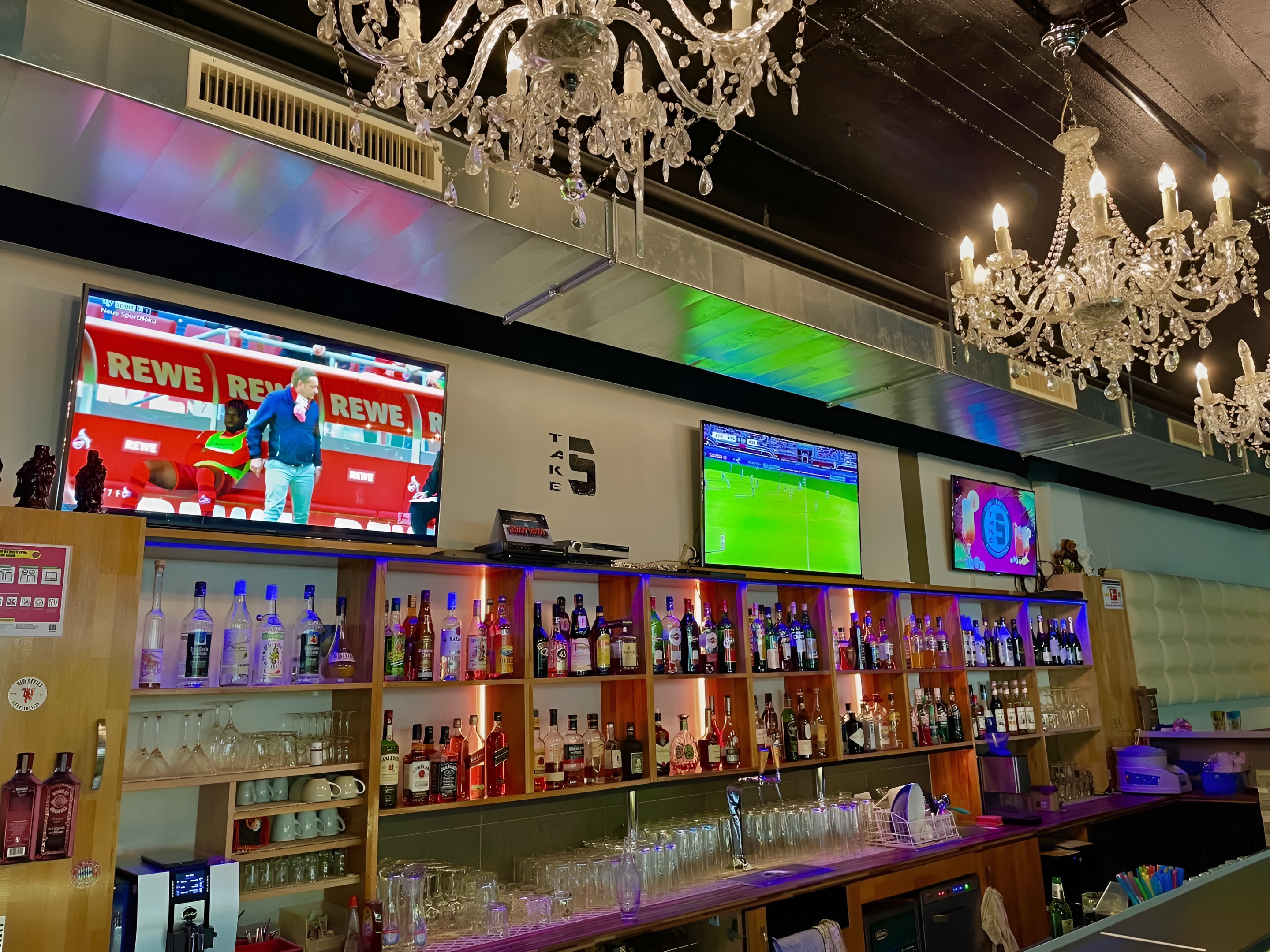 Take5-Bar mit Fernsehern und Kronleuchtern