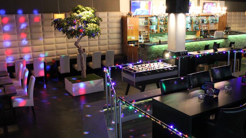 Loungebereich mit Tischfussball und Sofas